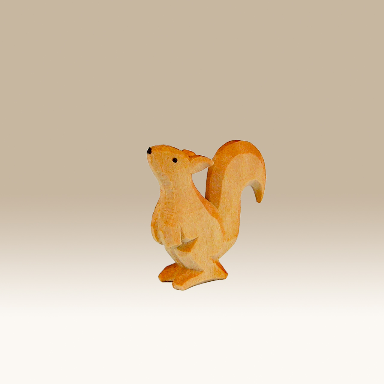 Geschnitztes Eichhörnchen, schnuppend