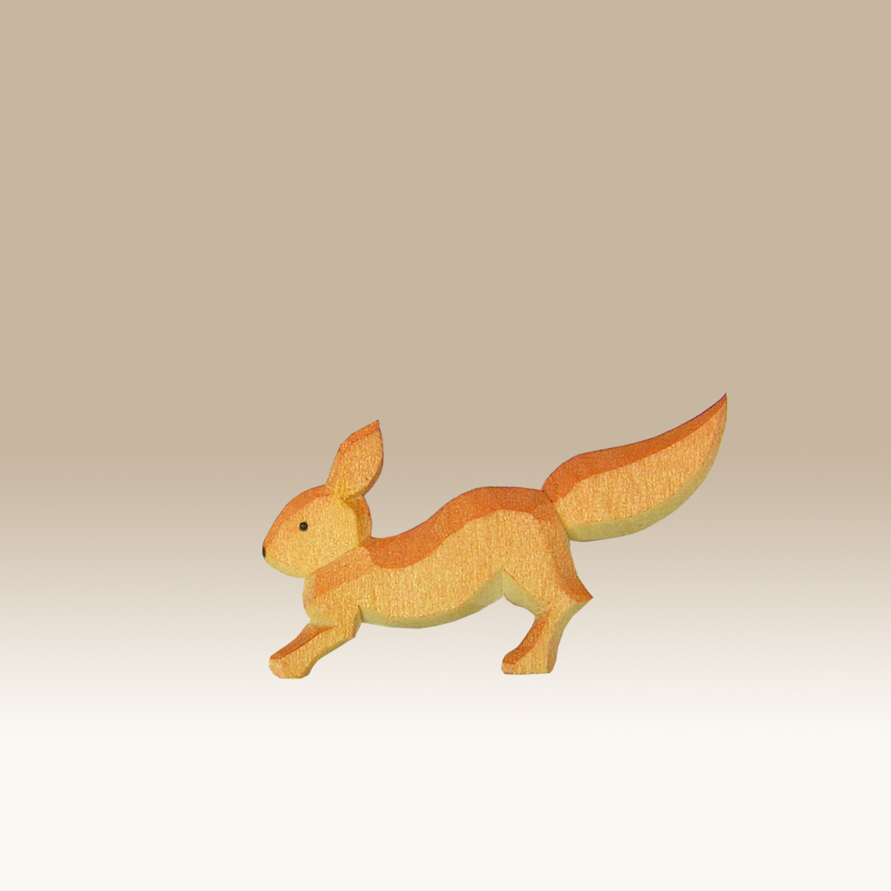 Geschnitztes Eichhörnchen, hoppelnd