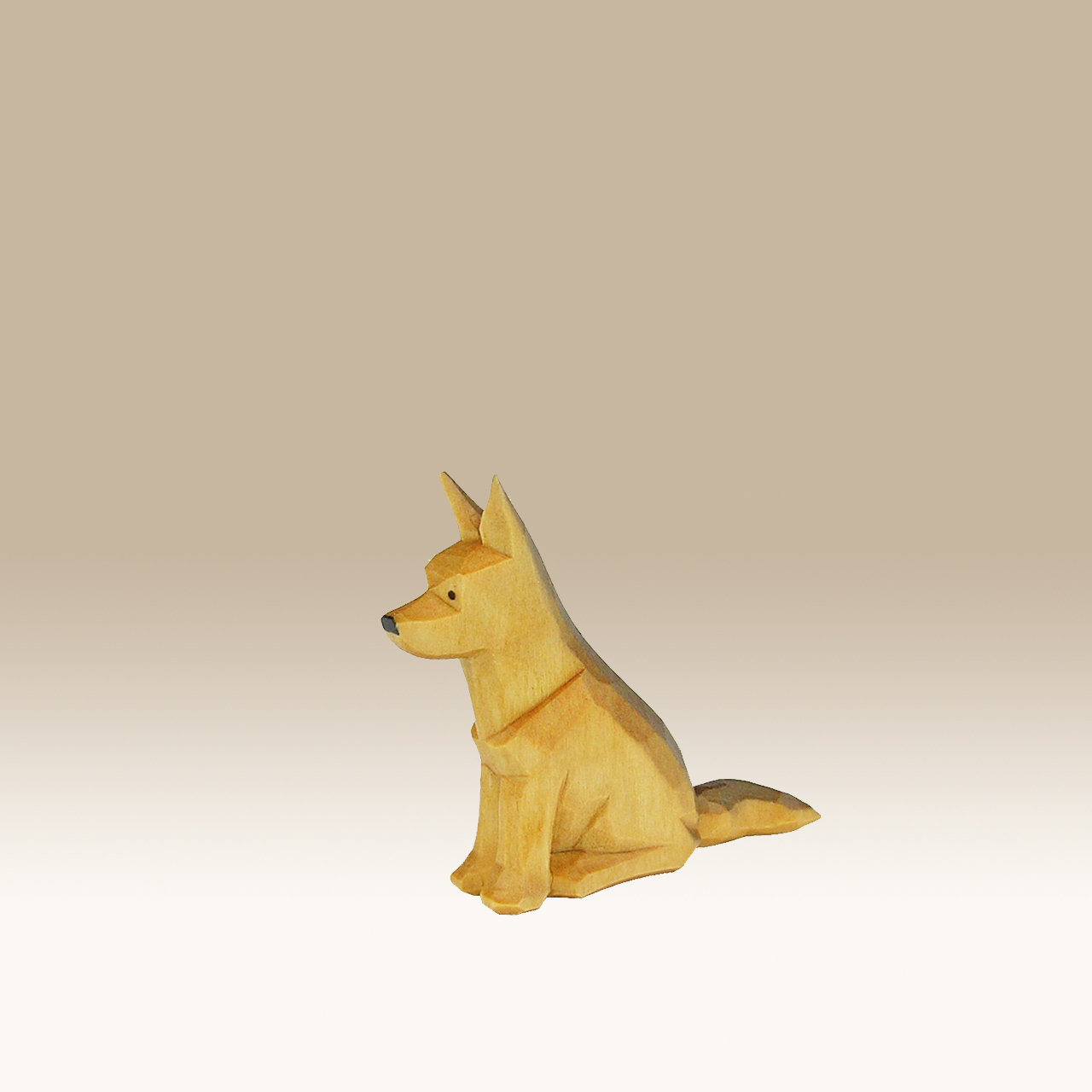 Geschnitzter Schäferhund, sitzend