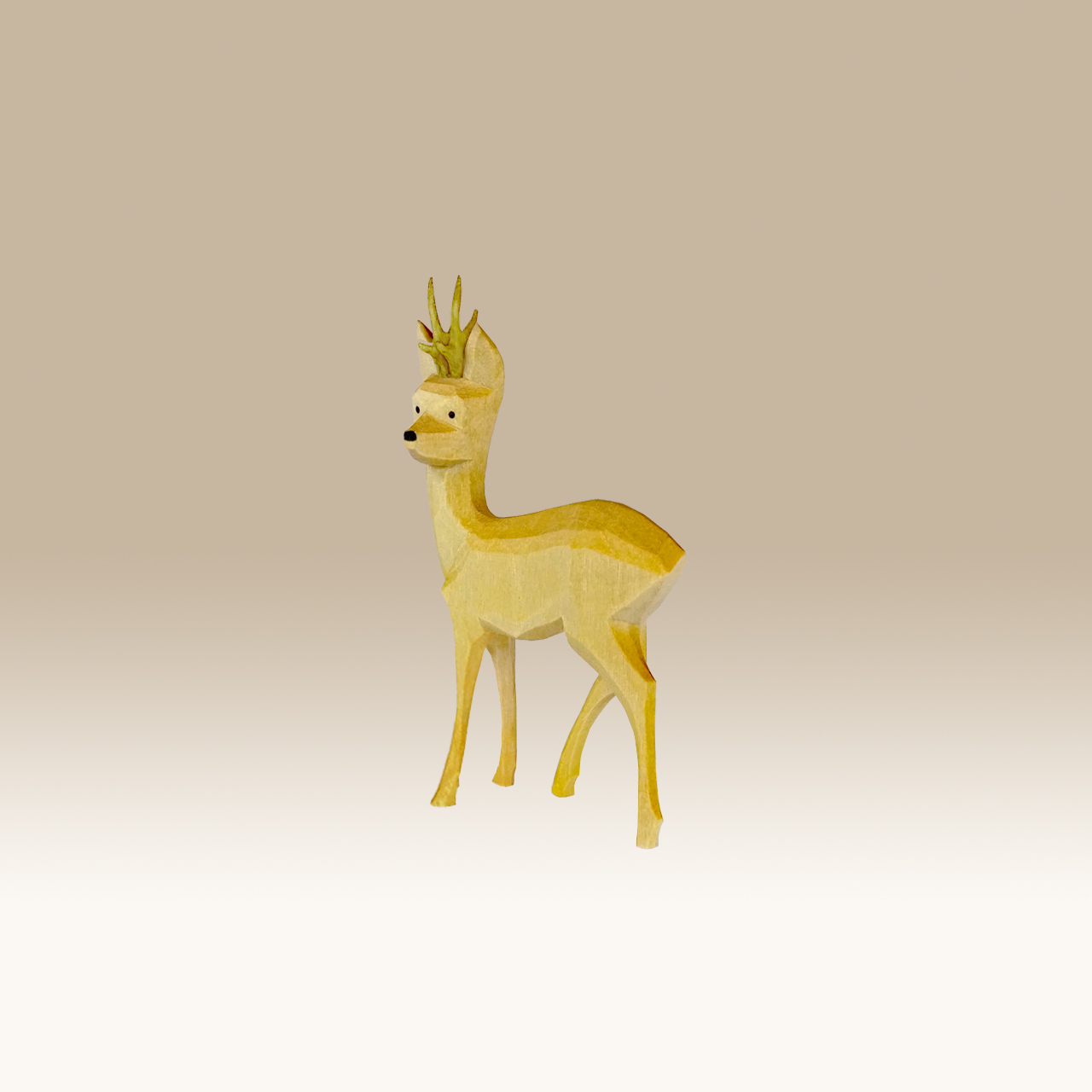 Geschnitzter Rehbock, seitwärts sichernd