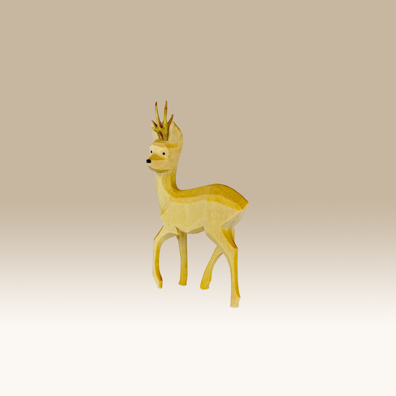 Geschnitzter Rehbock, seitwärts sichernd