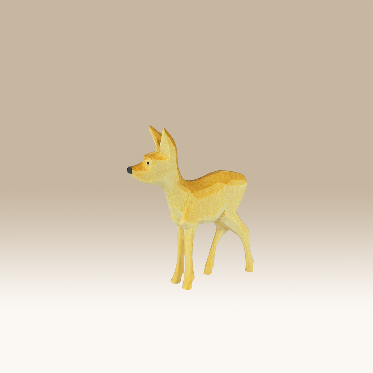 Geschnitztes Reh, witternd