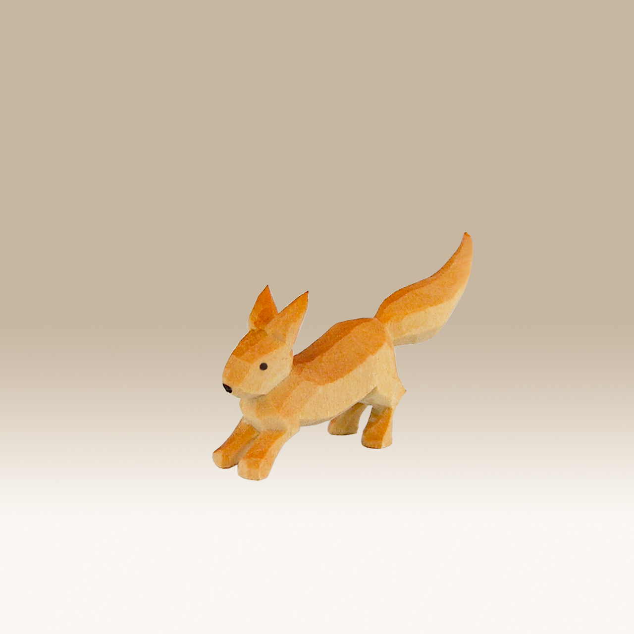 Geschnitztes Eichhörnchen, hoppelnd