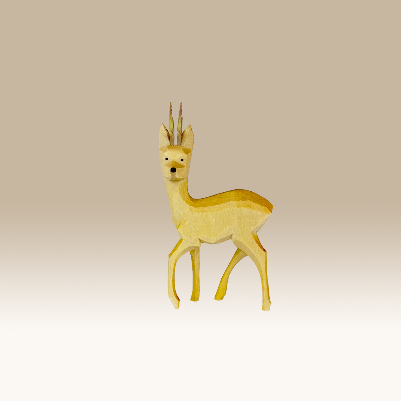 Geschnitzter Rehbock, seitwärts sichernd