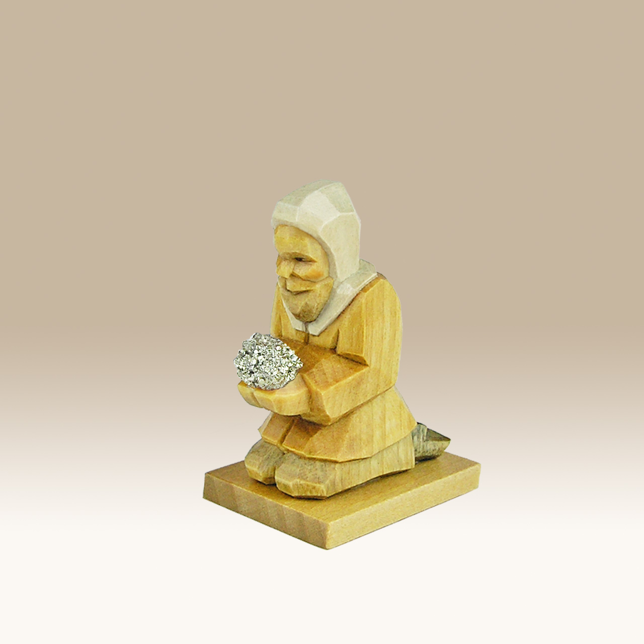 Geschnitzter Bergmann mit Erz, kniend