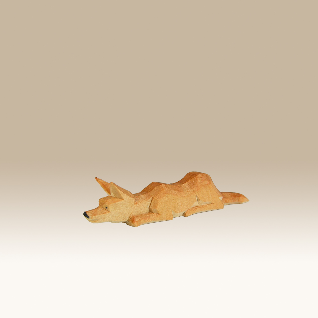 Geschnitzter Fuchs, lauernd