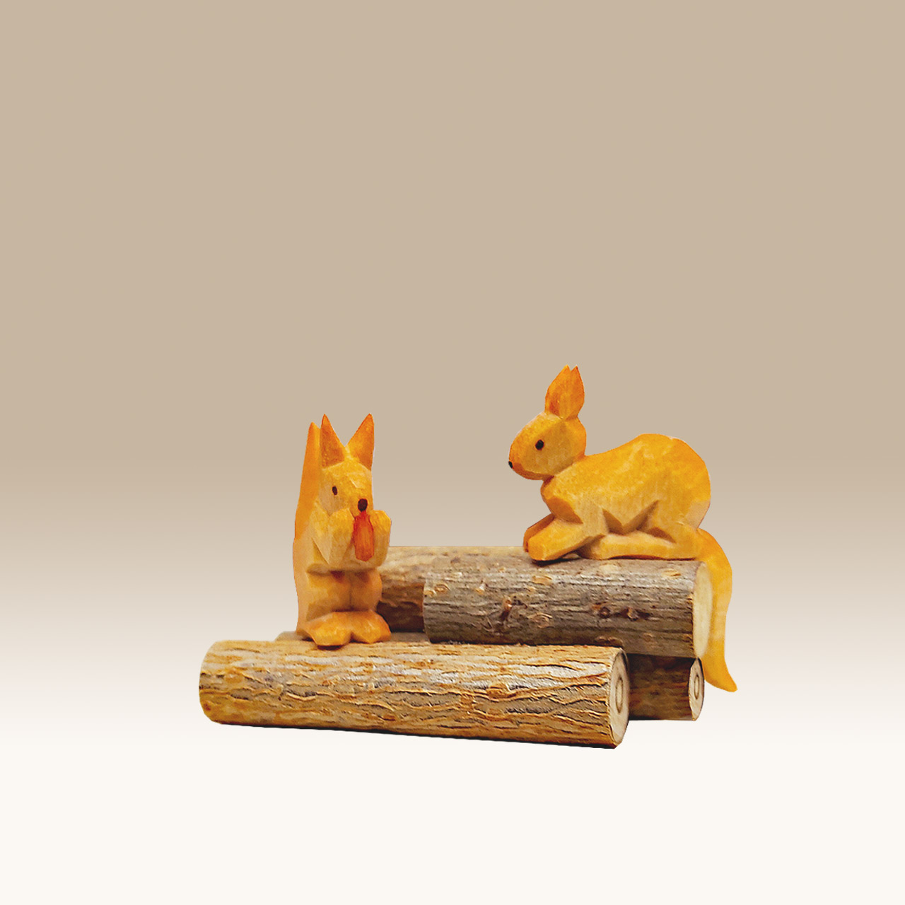 Geschnitzte Eichhörnchen, auf Holzstapel