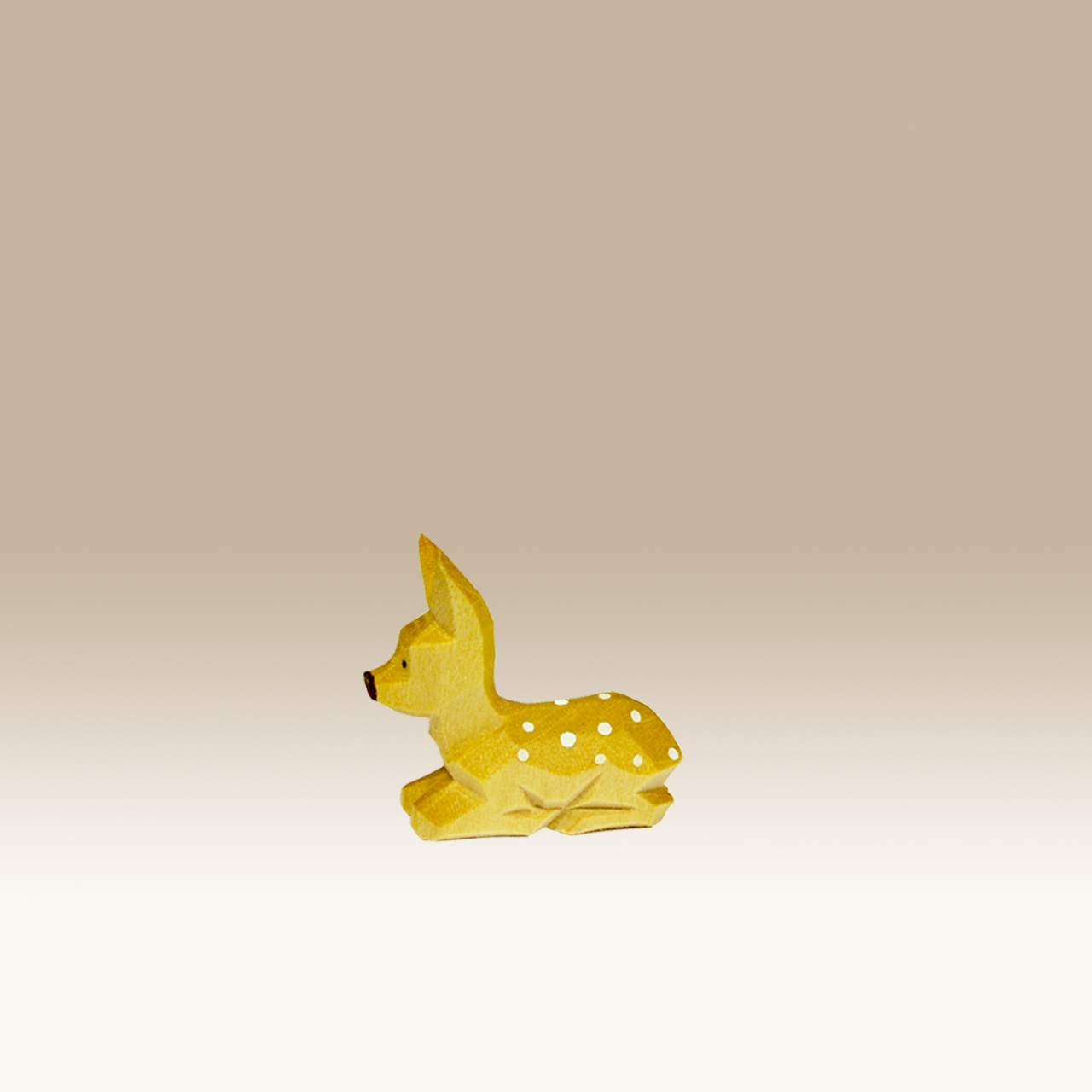 Geschnitztes Kitz, liegend