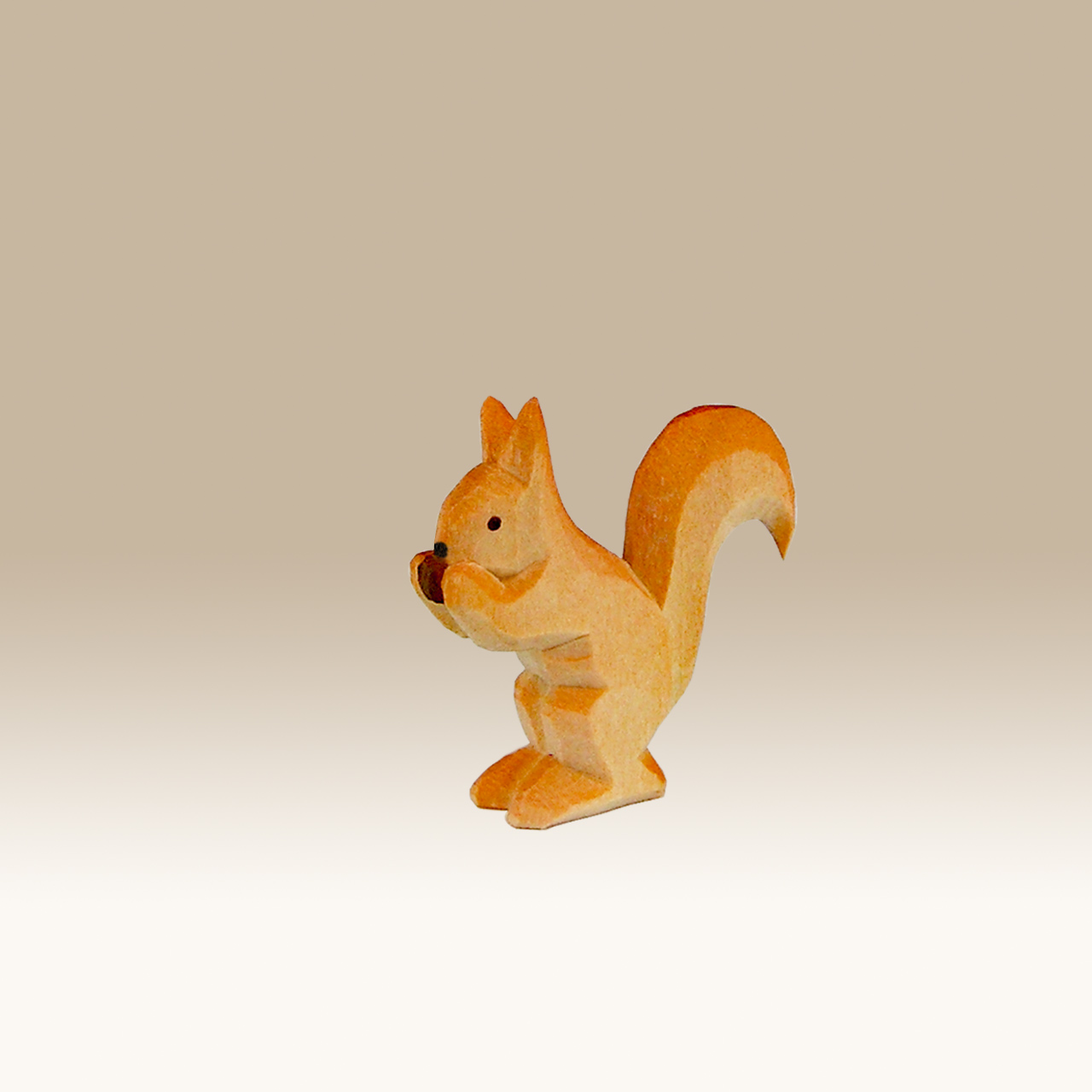 Geschnitztes Eichhörnchen, mit Nuß