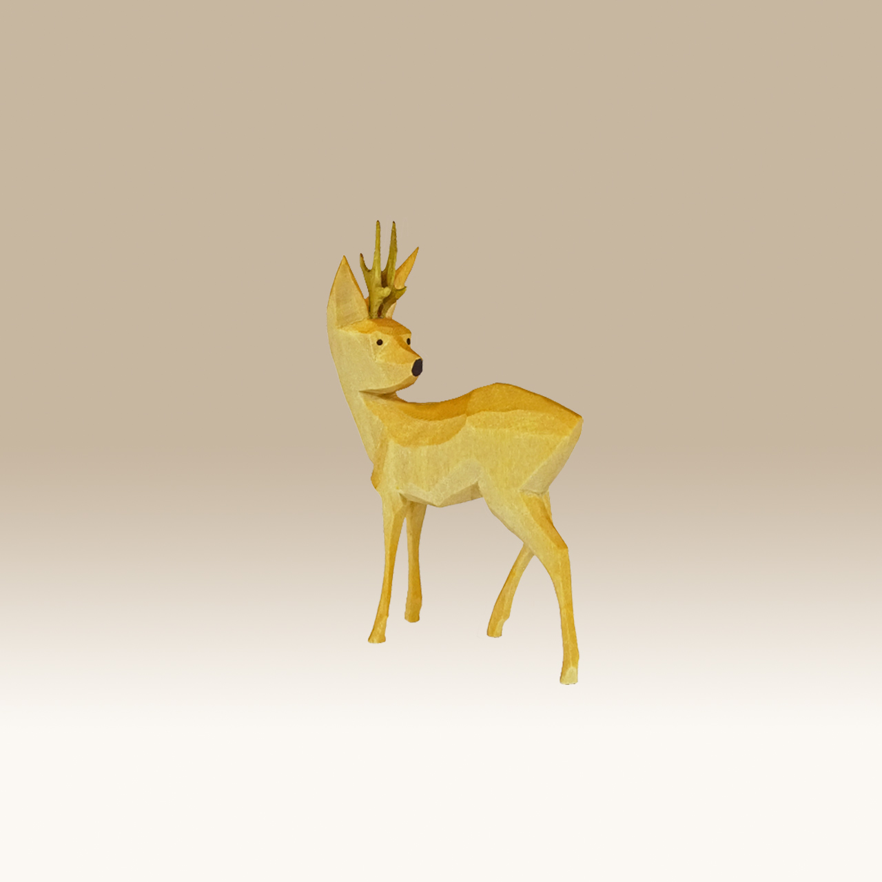 Geschnitzter Rehbock, rückwärts sichernd