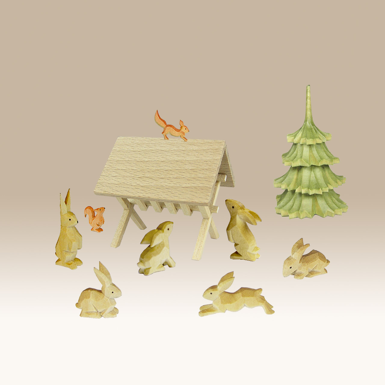 Geschnitzte Hasen u. Eichhörnchen mit Raufe u. Fichte