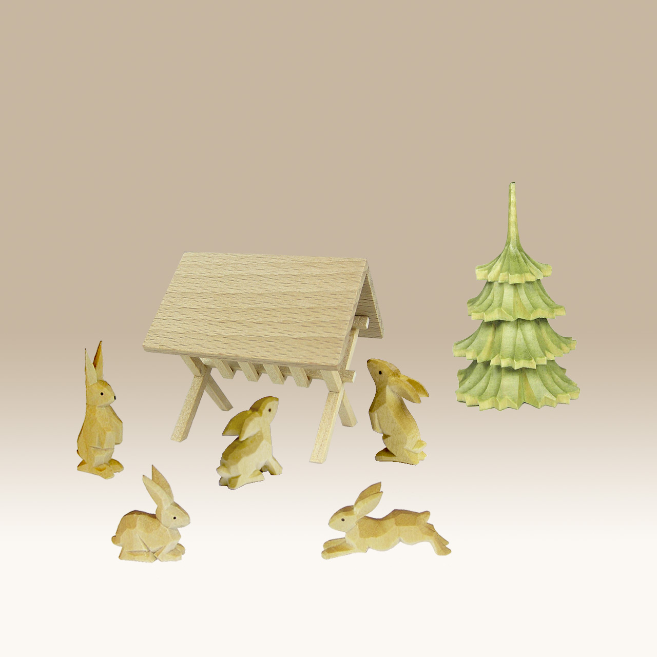 Geschnitzte Hasen mit Raufe u. Fichte