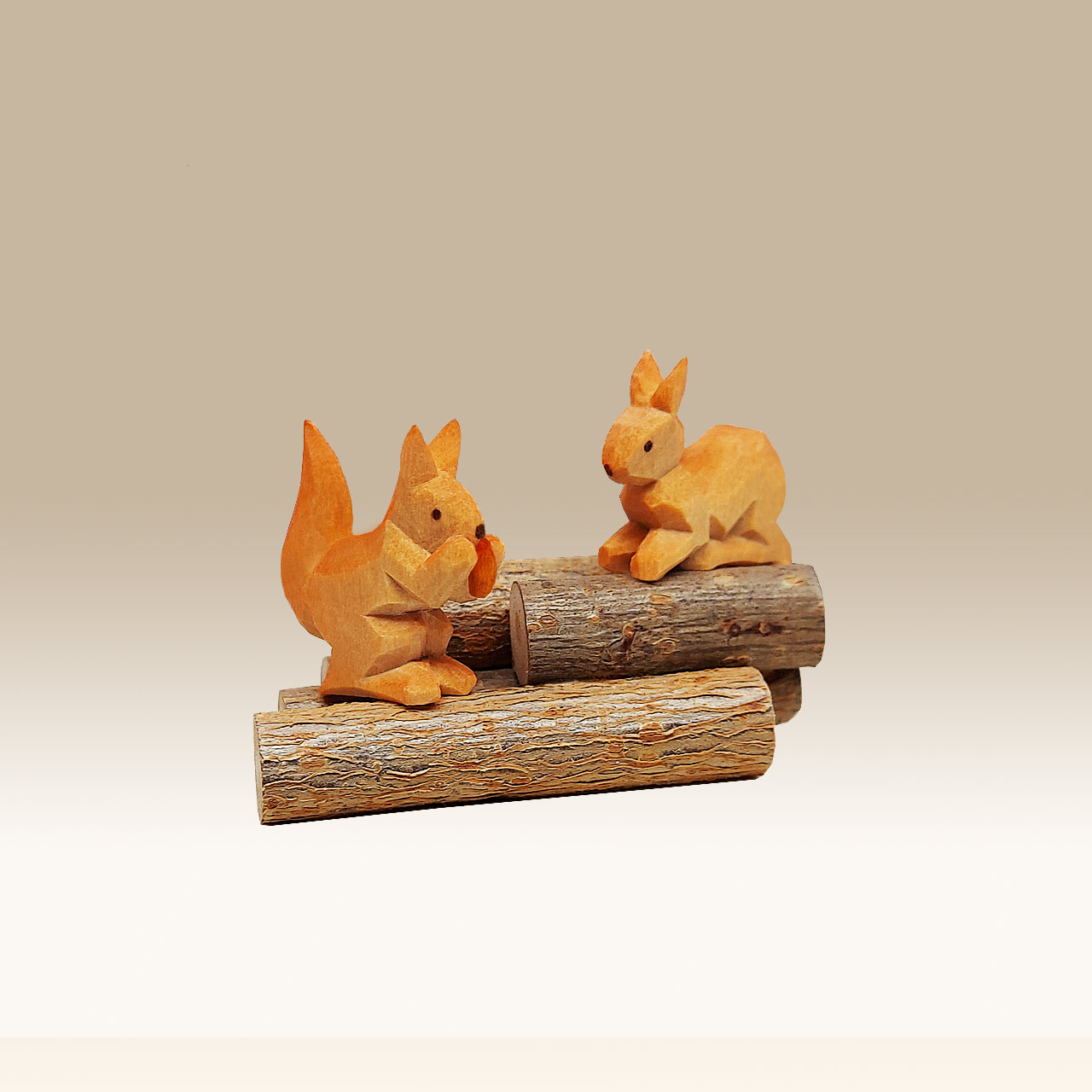 Geschnitzte Eichhörnchen, auf Holzstapel