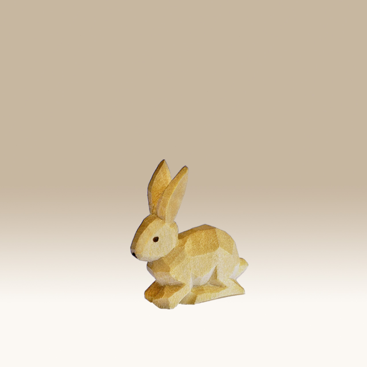 Geschnitzter Hase, sitzend