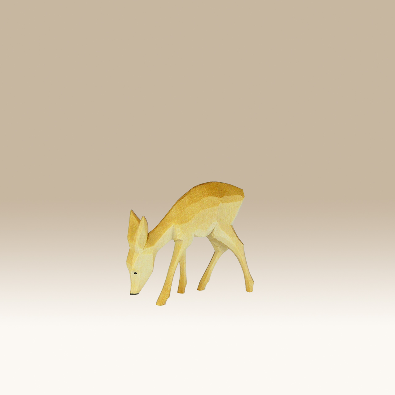 Geschnitztes Reh, äsend