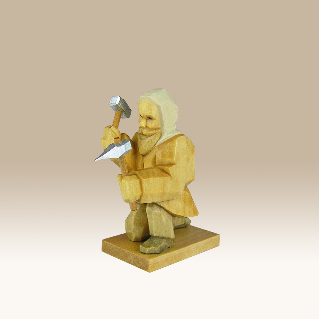 Geschnitzter Bergmann mit Schlägel u. Eisen, kniend