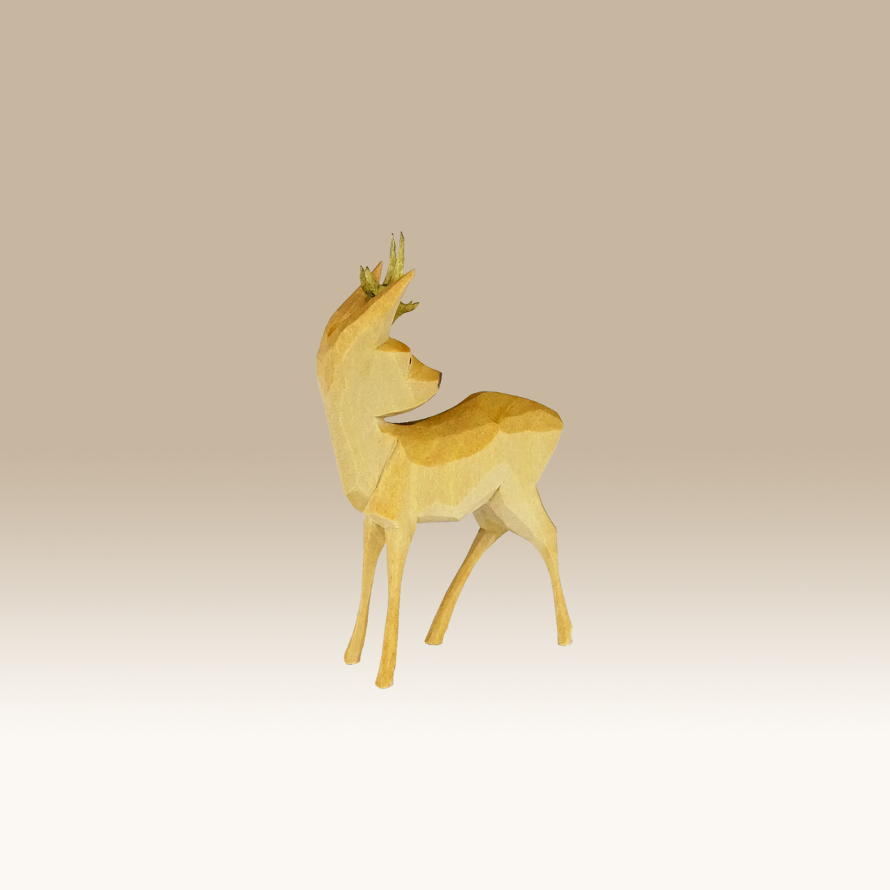 Geschnitzter Rehbock, rückwärts sichernd