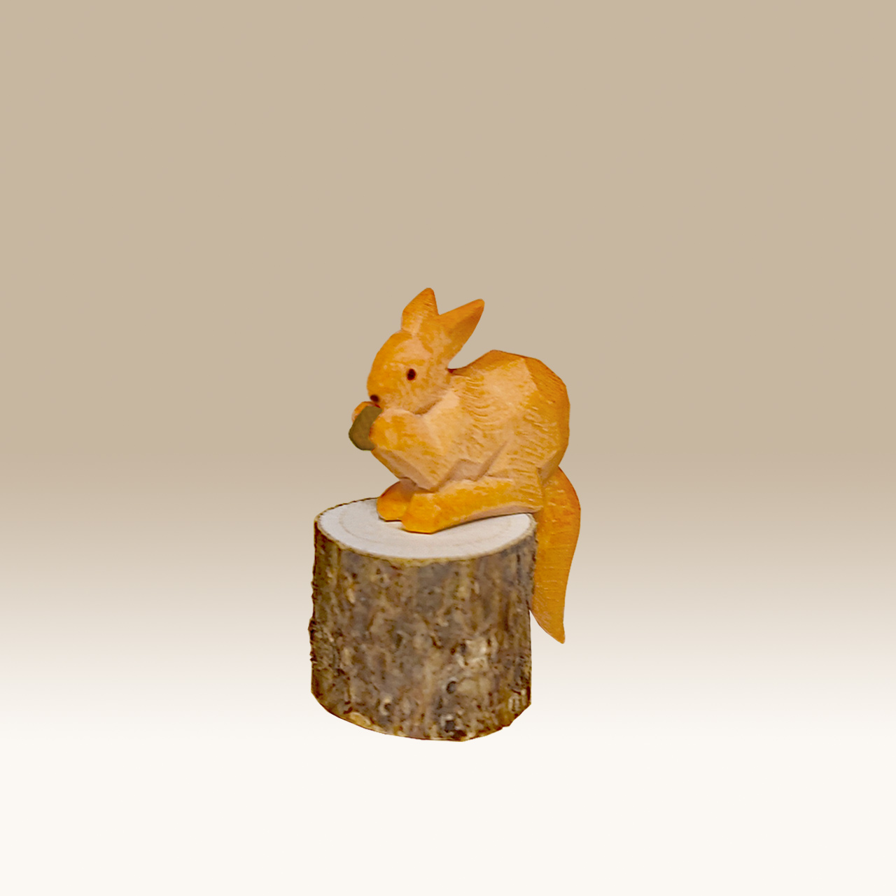 Geschnitztes Eichhörnchen, auf Baumstumpf